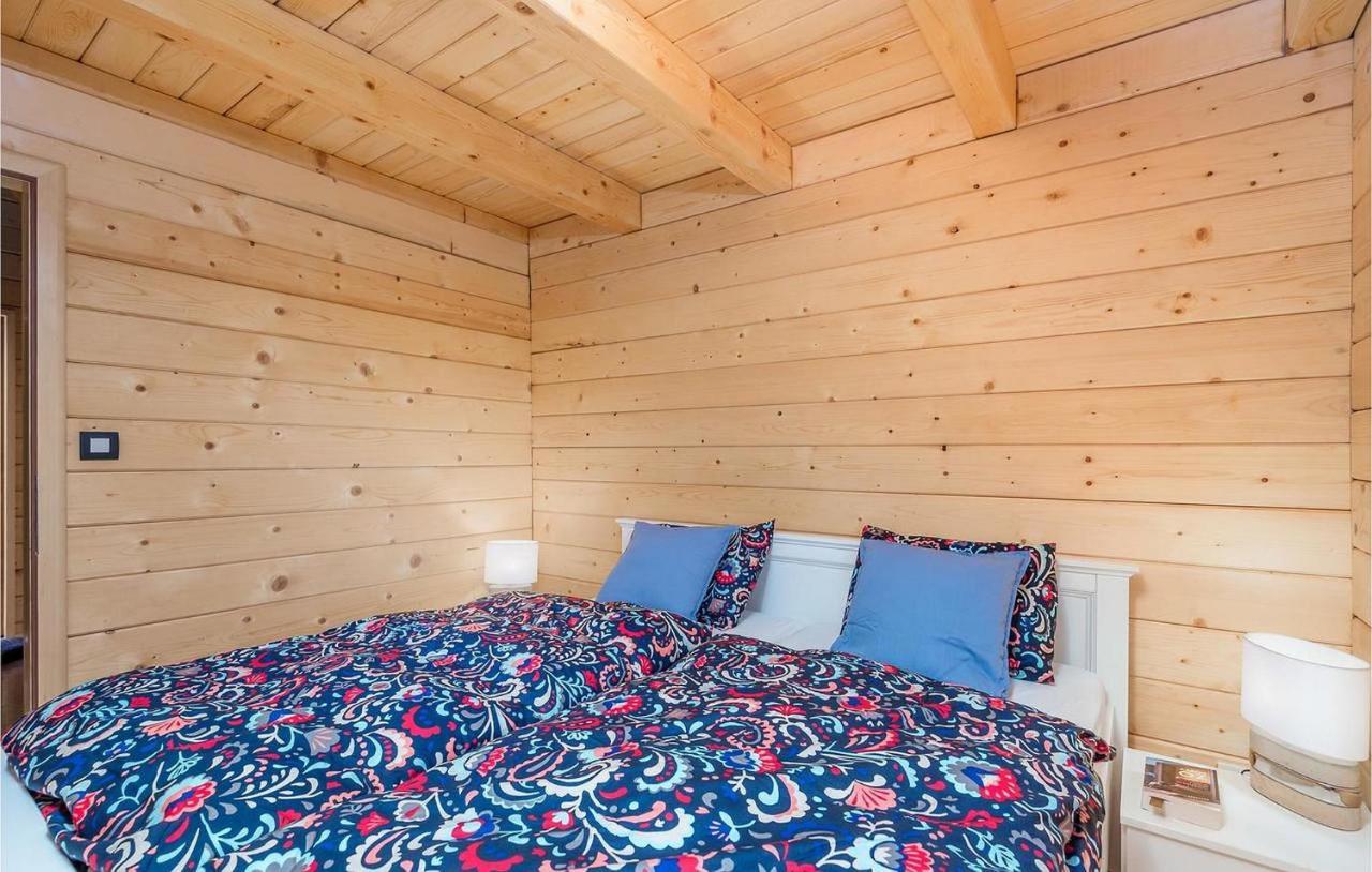 Dom wakacyjny V's Place - Wooden House With Heated Pool And Outdoor Sauna *