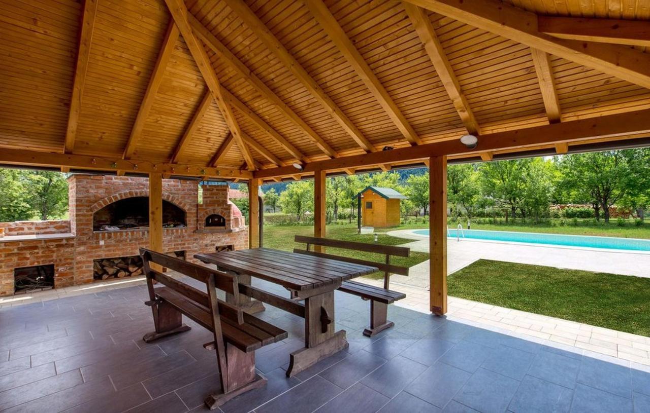 V's Place - Wooden House With Heated Pool And Outdoor Sauna Otočac